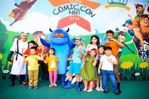 Tê giác “săm soi” truyện tranh cùng bố Hoàng Bách