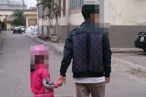 Đi chúc Tết, bé 6 tuổi bị bạn bố giở trò đồi bại?