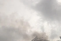 Hà Nội: Công ty XNK cháy đùng đùng giữa mưa lớn