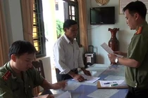 Chủ tịch xã khai nhiều tuổi hơn cả mẹ đẻ để nhận huân chương