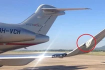 Máy bay bị xe tải đâm rách cánh ở sân bay Đà Nẵng 