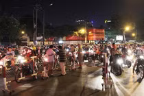 2 nữ quái truy sát nam ca sĩ rồi đâm chết giữa phố