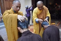 Thiếu gia nức tiếng đi tu ở Sài Gòn khiến dư luận dậy sóng