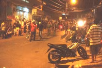 Hơn 20 côn đồ lao vào nhà truy sát cả gia đình