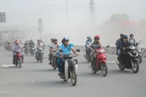 Nghẹt thở vì bụi, kẹt xe kinh hoàng trên Xa lộ Hà Nội