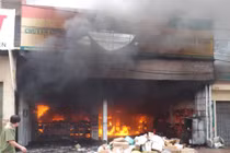 Cửa hàng xe máy bốc cháy ngùn ngụt giữa thị trấn