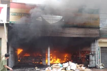 Cửa hàng xe máy bốc cháy ngùn ngụt giữa thị trấn