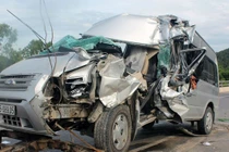 Ảnh hiện trường xe chở 12 người gặp nạn thảm khốc ở Nghệ An