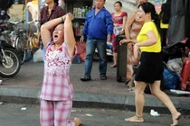 Cháy lớn ở Sài Gòn, người dân ngất xỉu vì tiền tỷ bị thiêu