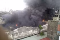 Cháy dữ dội Công ty ô tô Hòa Bình tại HN