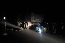 Người đàn ông tự lao vào xe tải chết thảm