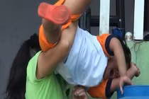 Cha ruột ném con 2 tuổi xuống sân khiến bé chết tại chỗ