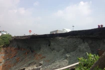 Nóng TP HCM: Đường dẫn cầu Thủ Đức sụt lở nghiêm trọng