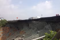 Nóng TP HCM: Đường dẫn cầu Thủ Đức sụt lở nghiêm trọng