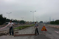 Thanh niên chết ở cầu vượt Cầu Giấy: Rào chắn rất sơ sài