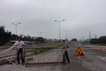 Thanh niên chết ở cầu vượt Cầu Giấy: Rào chắn rất sơ sài