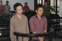 Tuồn ma túy cho bị cáo ngay tại tòa bị CA tóm cổ