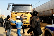 Hàng chục đối tượng lạ chống TTGT giải vây xe quá tải