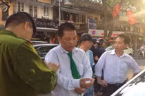 3 “kiều nữ” đánh tài xế Mai Linh ngay Tràng Tiền Plaza