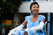 Bé gái bán vé số bị mẹ thiêu sống tươi cười xuất viện