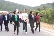  Hoa hậu Ngọc Hân trồng cây xanh kính dâng Đại tướng