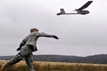 Cười vỡ bụng màn thử nghiệm UAV RQ-11 tối tân