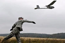 Cười vỡ bụng màn thử nghiệm UAV RQ-11 tối tân