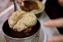 Cách nấu cháo óc heo bổ dưỡng cho bé ăn dặm 