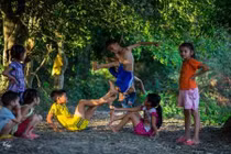 Xem trẻ em thành phố quậy phá tưng bừng khi về quê