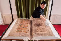 Kinh ngạc cuốn sách viết tay lớn nhất thời trung cổ 