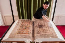 Kinh ngạc cuốn sách viết tay lớn nhất thời trung cổ 