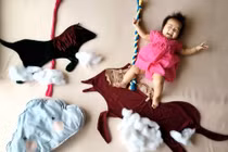 Bé cười tít mắt với trò biến hình cực đáng yêu