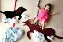 Bé cười tít mắt với trò biến hình cực đáng yêu