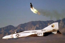 Rợn người cảnh phi công bắn khỏi chiến đấu cơ đang rơi