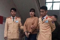 Cảnh sát nổ súng bắn lốp ô tô, tóm nhóm ma túy