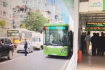 Xe buýt nhanh bất ngờ xuất hiện trên phố Hà Nội