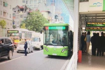 Xe buýt nhanh bất ngờ xuất hiện trên phố Hà Nội