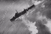 Ảnh cực hiếm: Oanh tạc cơ B-25 bỏ bom tàu chiến Nhật