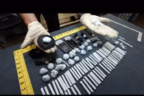 Soi giá cắt cổ của hàng hóa chui trong nhà tù