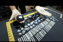 Soi giá cắt cổ của hàng hóa chui trong nhà tù