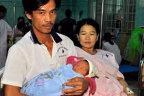 Hy hữu: Sản phụ sinh con giữa nước lũ khi ghe bị lật