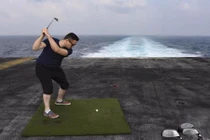 Ngạc nhiên chuyện ăn chơi của lính Mỹ trên tàu sân bay