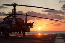 Lãng mạn cảnh tàu sân bay Kuznetsov đón hoàng hôn gần Syria