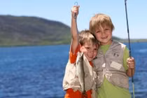 Xem ảnh em nhỏ câu cá cực đỉnh, hơn cả thợ chuyên nghiệp!