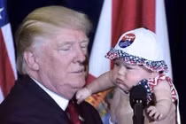 Khoảnh khắc cưng nựng trẻ con của ông Donald Trump 