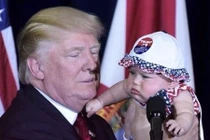 Khoảnh khắc cưng nựng trẻ con của ông Donald Trump 