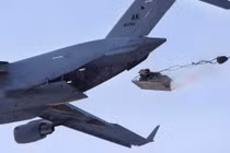 Mãn nhãn pháo 105mm Mỹ...nhảy dù từ vận tải cơ C-17