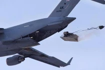Mãn nhãn pháo 105mm Mỹ...nhảy dù từ vận tải cơ C-17