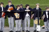 Hoảng hồn xem con nhà giàu đón năm học mới