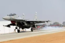 Ngoạn mục tiêm kích Su-30 hạ cánh trên đường cao tốc